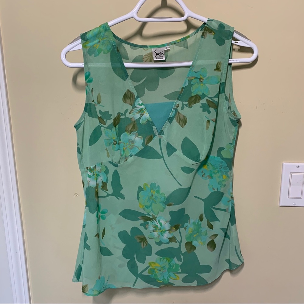 $2/30 Green floral sleeveless blouse